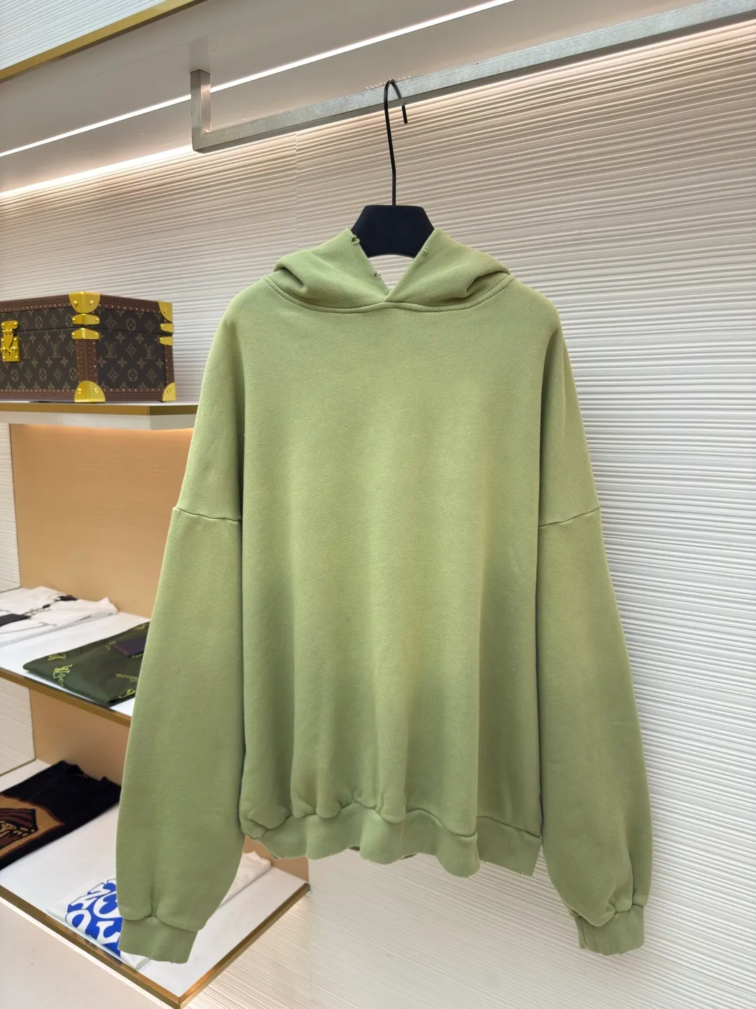 Acne Studios 1996 distressed printed hooded sweatshirt ●Item number: 1680617-A85 ●Material: pure cotton fabric ●Technology: printing production ●Version: loose fit ●Weight: about 920 grams ●Size: S-M-L-XL ●Description: The fabric is made of custom-made pure cotton, washed with distressed and dirty gradient techniques, printed on the back, and the overall wiring is straight and delicate. The fabric is comfortable and soft, with consistent colors and no color difference. It can be matched with the same style to create a fashionable look and control various occasions. Customized accessories, complete with three standards, same style for men and women!